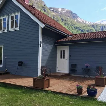 6 Person In Gudvangen-by Traum *