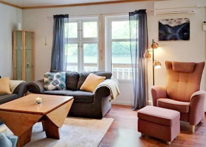 6 Person In Gudvangen-by Traum